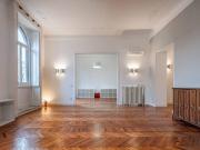 Ampio appartamento restaurato con balconi in stabile d’epoca