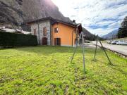 Ampio commerciale con giardino privato e box