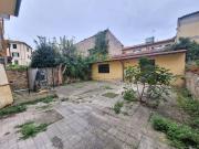 Ampio negozio con giardino Firenze | Italiana...