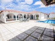 AMPLE CLOSE TO THE BEACH 5 BR HOUSE IN COSTA DE ORO...