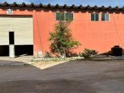 | Amplia bodega comercial con oficinas dentro de una...