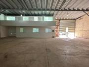 | Amplia bodega comercial con oficinas dentro de una...