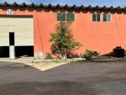 | Amplia bodega comercial con oficinas dentro de una...