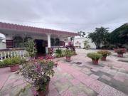 AMPLIA CASA EN GIGANTE TERRENO A 2 CALLES SOBRE LA AVE....