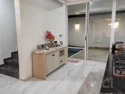 Amplia casa a la Venta, con desniveles, en primer cluster