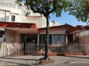 Amplia casa a una cuadra del mar