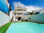 Amplia casa adosada de 6 dormitorios con apartamento...