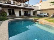 Amplia casa c dos bungalows independientes