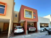 Amplia casa cerca de CETYS y Macroplaza En privada con...