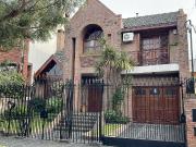 Amplia casa cinco ambientes jardin piscina cocheras a la...