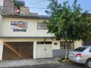 Amplia Casa con 2 Construcciones Independientes y Patio...