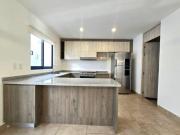 Amplia casa con 4 recámaras y roof garden en El Refugio !