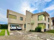 Amplia casa con estilo moderno en venta en Valle de...