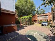 Amplia casa con Estudio independiente en venta o renta...