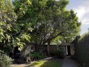 Amplia casa con garaje y extenso jardín