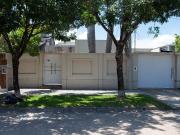 Amplia casa con gran parque en Reconquista