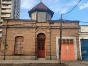 Amplia casa con gran terreno y potencial comercial en...