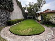 AMPLIA CASA CON JARDIN EN CALLE CERRADA