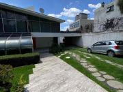 Amplia casa con jardin grande y amplia área de usos...