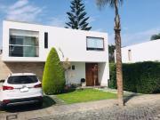 Amplia Casa Con Jardín Y Terraza En Condominio Privado –...