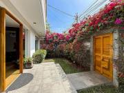 Amplia Casa Con Jardín Y Terraza Para Vivienda O...