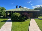 Amplia casa con picina, quincho, galpon y casa de servicio