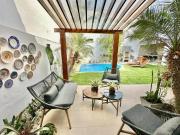 Amplia casa con piscina + 2 Departamentos en condominio...