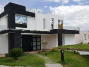 Casa con piscina. sector Rancho San Francisco. Venta