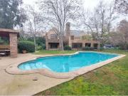 Amplia casa con privacidad gracias a su jardín