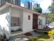 AMPLIA CASA CON TERRENO EN EL HATILLO. A METROS DEL CC...