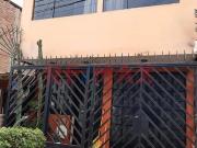 Amplia Casa De 3 Pisos + Azotea En Urbanización...