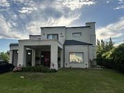 Amplia casa de 4 dormitorios en barrio Los Bretes