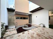 Amplia Casa de 4 recámaras y Piscina en Privada con...