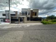 AMPLIA CASA DE LUJO EN LA MEJOR ZONA DE CHARASOL