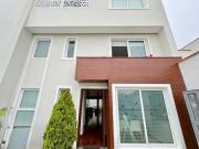 Amplia casa de tres niveles con jardín, terraza y...