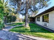 Amplia casa de un piso en terreno de 554 m²