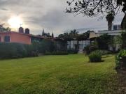 Amplia Casa de Una Planta con Espacios Verdes en La...