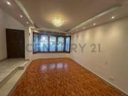Amplia Casa de venta en Garzota – 2 Pisos con Área...