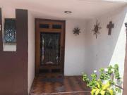 Amplia casa en calle cerrada