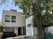 Amplia casa en calle cerrada con vigilancia a 5 min de...