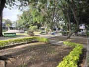 AMPLIA CASA EN CHAPALITA FRENTE A PARQUE