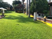 Amplia Casa En Condominio Con Extensos Jardines Y Alberca