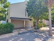 amplia casa en privada con jardines chuburna