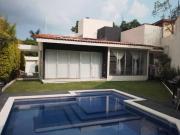 AMPLIA CASA EN UN SOLO NIVEL CON JARDÍN Y ALBERCA