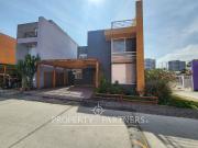 Amplia casa en venta Av. Las Palmeras