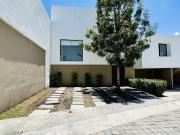 AMPLIA CASA EN VENTA CON ROOF GARDEN EN JURIQUILLA,...
