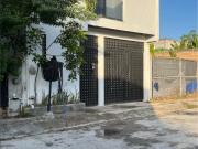 AMPLIA CASA EN VENTA DE 3 NIVELES, UBICADA EN...