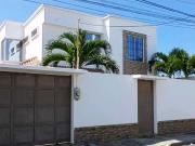 Amplia casa en Venta de 4 dormitorios+4.5 baños+patio...