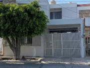 Amplia casa en venta en Jardines de la Cruz