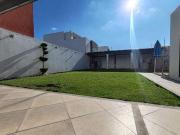 Amplia CASA en VENTA. Fracc. en Camino Real a Momoxpan....